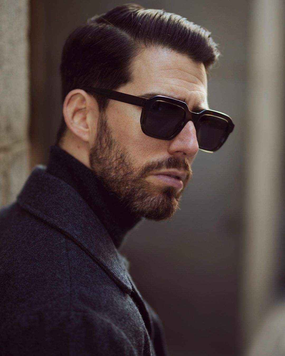 Model wearing the recycled wool shirt jacket for men by Luxire in charcoal grey wearing sunglasses 2